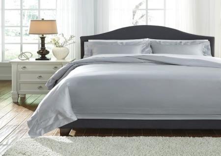 GRAY QUEEN COMFORTER WITH TWO PILLOW SHAMS